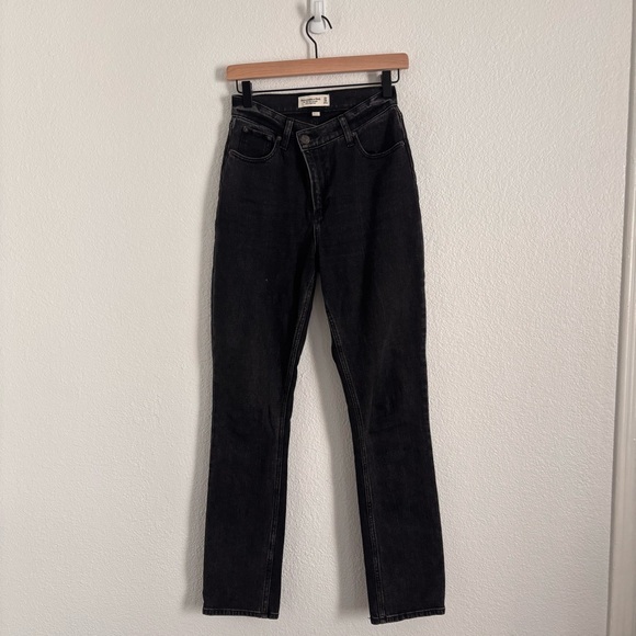 Abercrombie & Fitch Denim - Abercrombie & Fitch Size 24/00 Black Curve Love Ultra HR 90s Slim Straight Jean